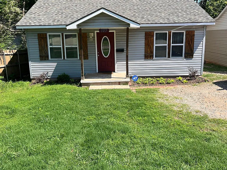 727 E Brooks St — Photo 1