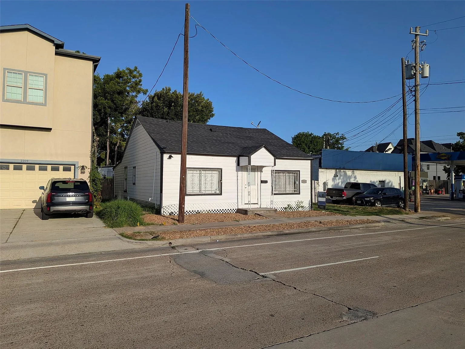 2 bed, 1.0 bath, 960 sqft, $2,500 — Photo 1