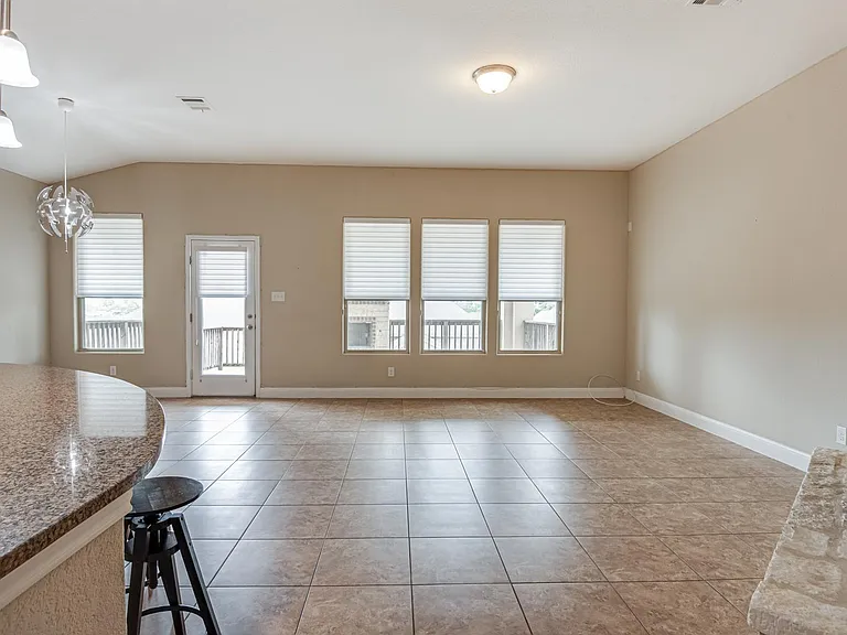 562 White Cyn — Photo 11