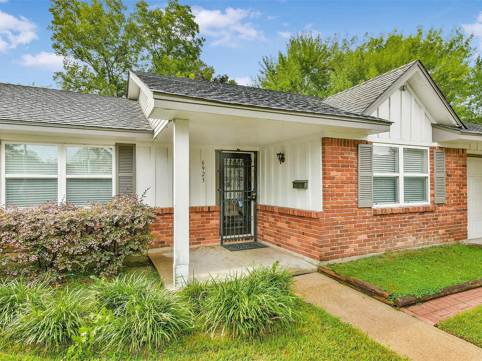 3 bed, 2.0 bath, 1326 sqft, $1,875 — Photo 2