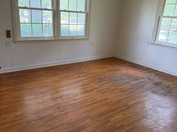 3rd image of 105 N Park St