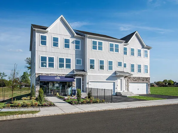 45 Chaucer Ct, Levittown, PA 19058