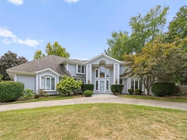 121 Woodlands Dr W, Kansas City, MO 64119