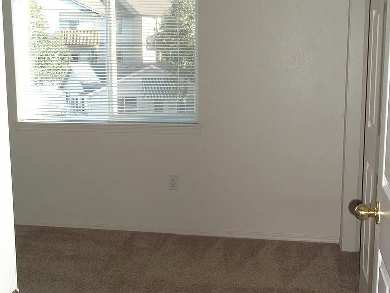 167-Triple Crown Apts — Photo 34
