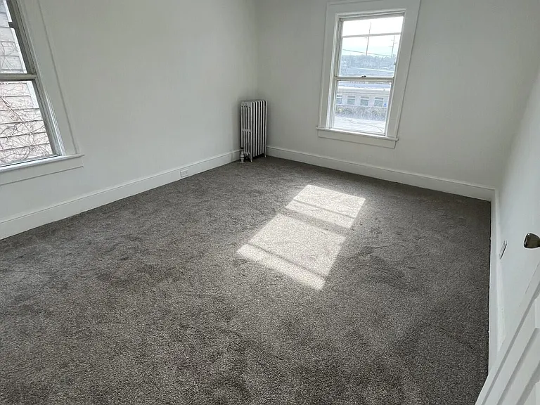 1139 Sanderson Ave — Photo 10