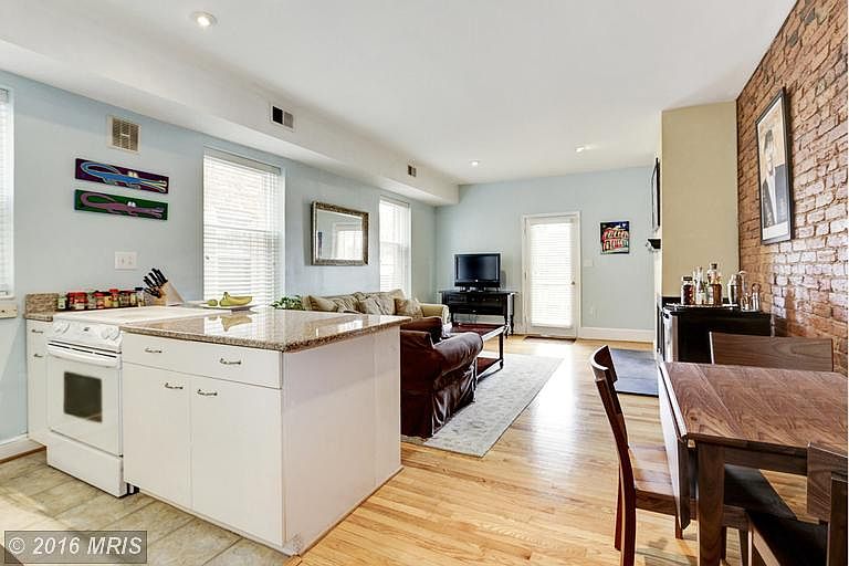 Kitchen (1 of 2)
