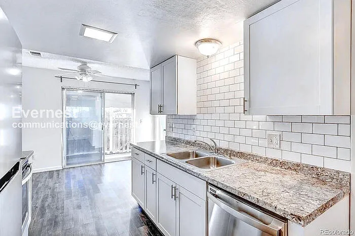 2 bed, 1.5 bath, 1133 sqft, $1,947 — Photo 4