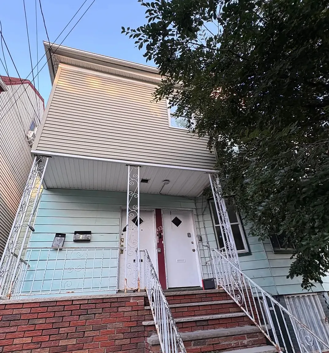 3 bed, $2,050 — Photo 1