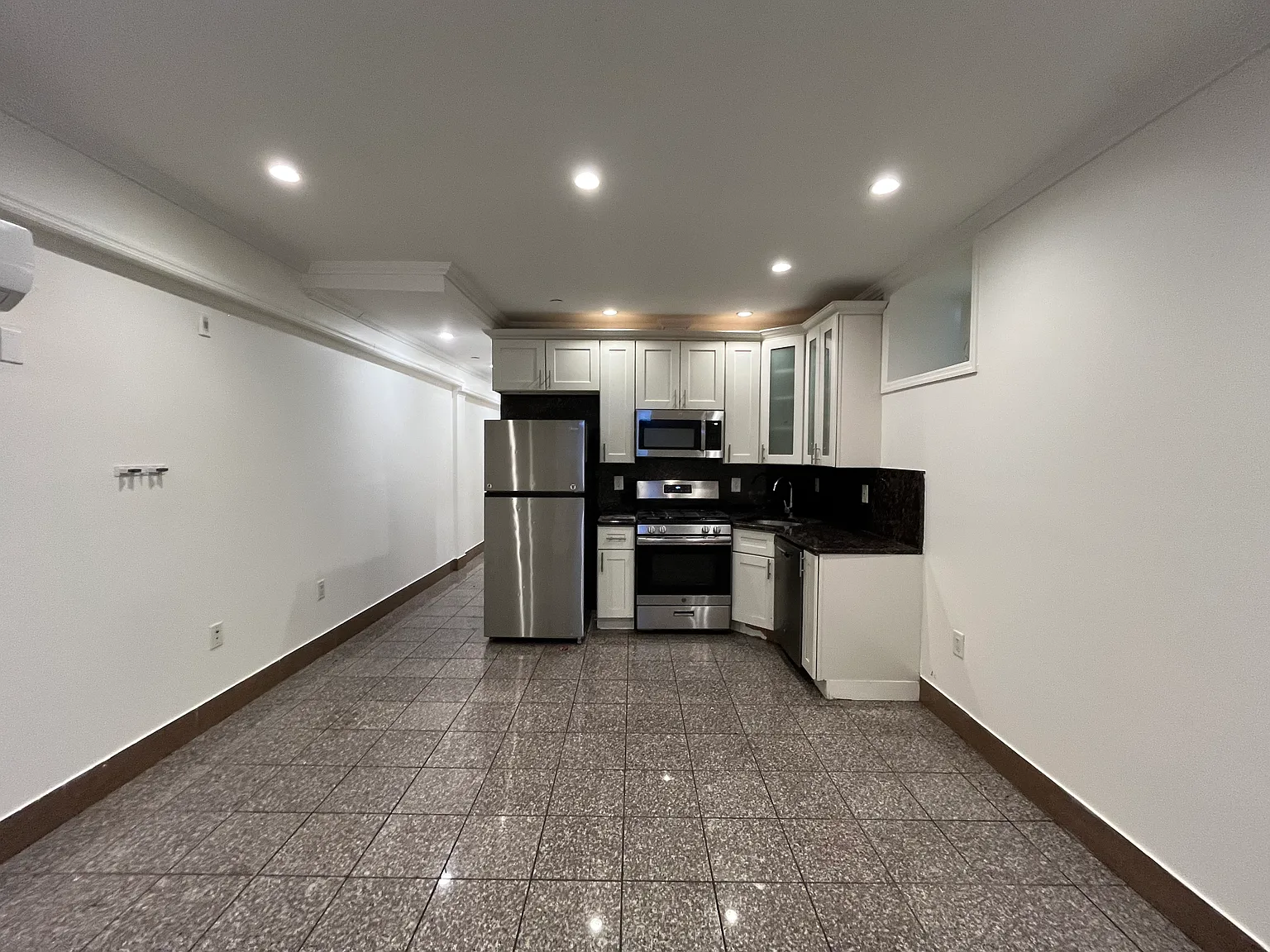 2 bed, 900 sqft, $2,000 — Photo 2