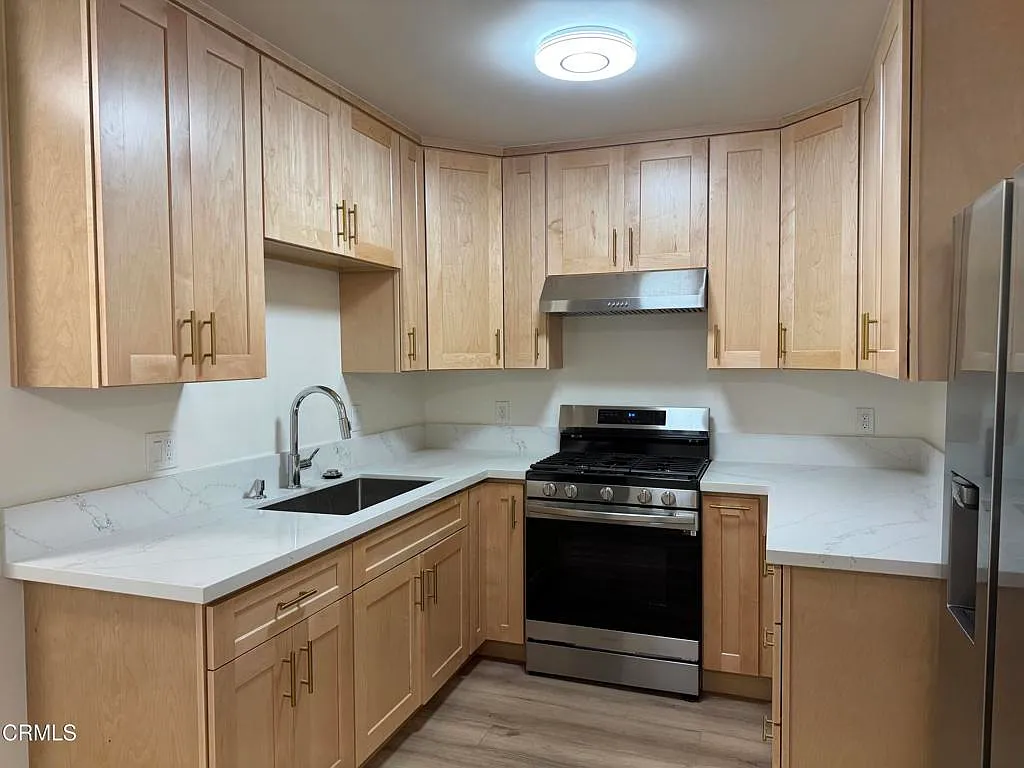 3 bed, 1.0 bath, 900 sqft, $3,000 — Photo 2