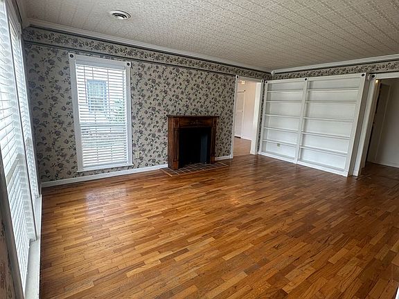 4th image of 2709 S Van Buren St #1