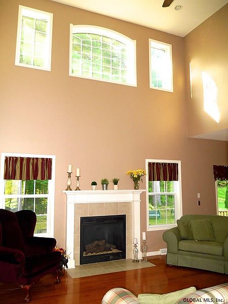 3rd image of 956 MACARTHUR Drive