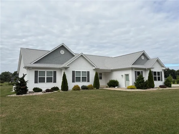 10095 E North Lake Dr, Newton, IL 62448