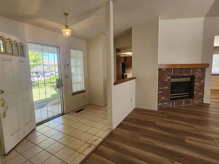 1007 Shadow Ln — Photo 6