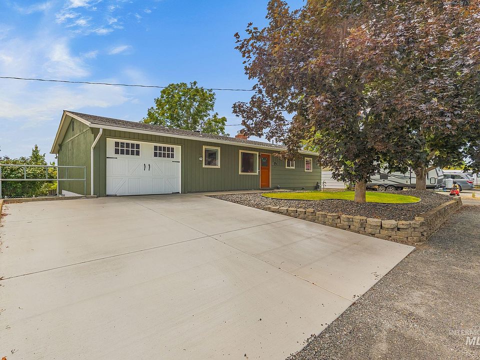 1st image of 916 Cedar Dr