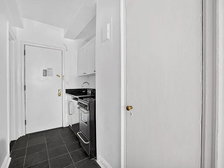 310 E 44th St #206 — Photo 5