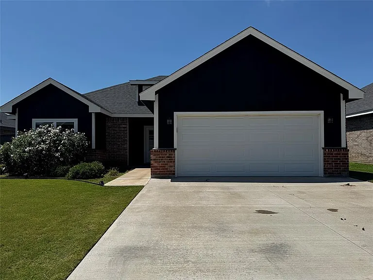 331 Sophia Ln — Photo 1