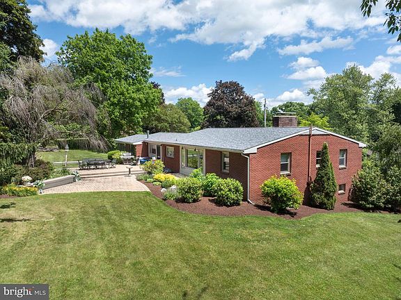3rd image of 629 Beaumont Dr