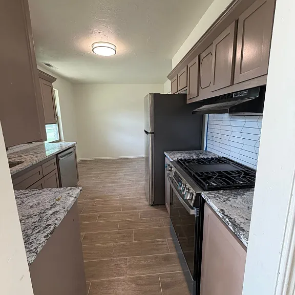 1400 Tanglewood Dr — Photo 1