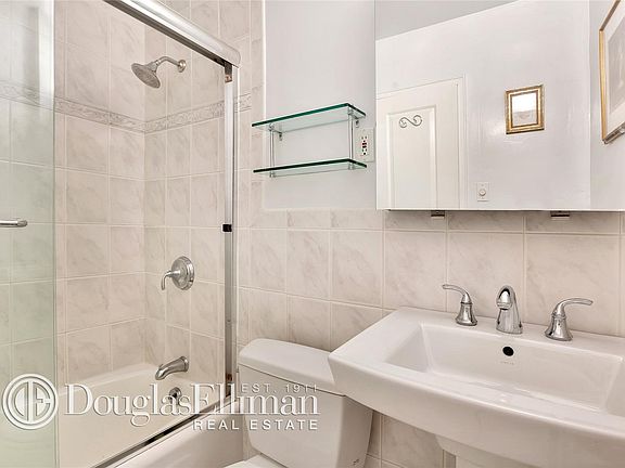 3rd image of 225 E 36th St APT 4G