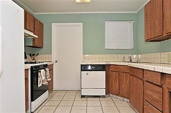 Kitchen :: 559 Scott Ave.
