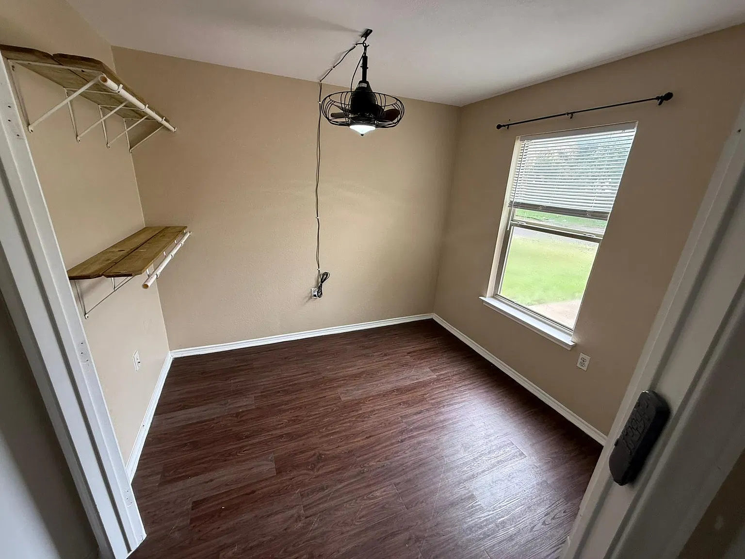 1 bed, 120 sqft, $499 — Photo 3