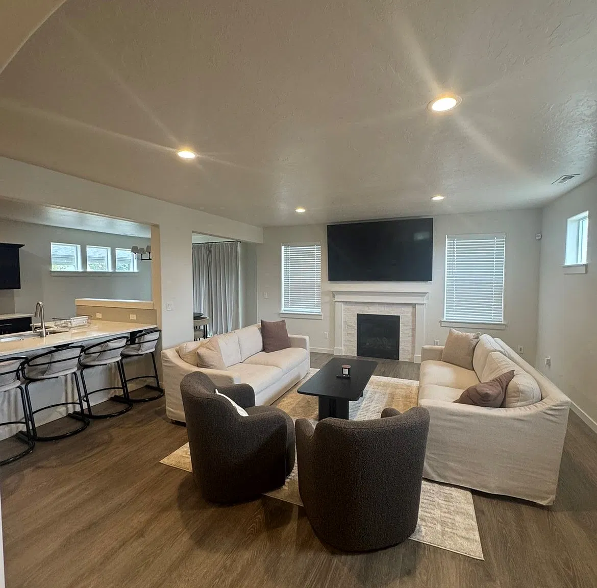 4 bed, 2315 sqft, $4,000 — Photo 3