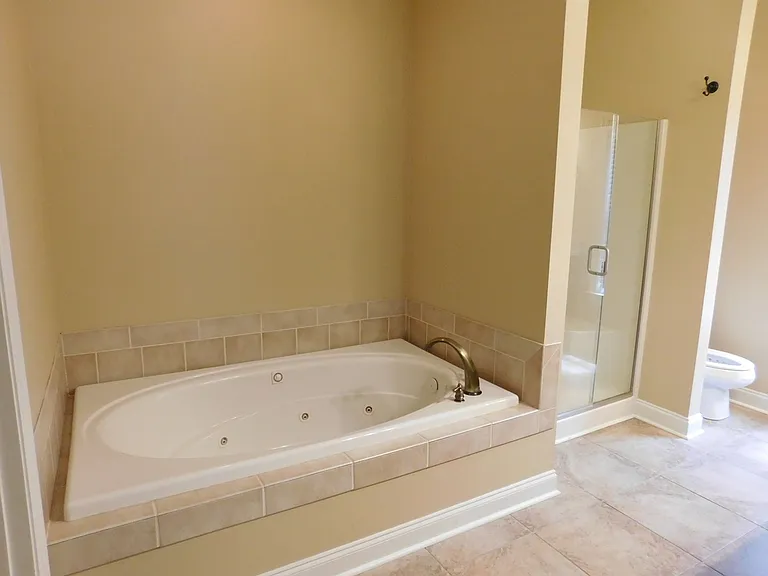 300 Taliaferro Ln — Photo 26