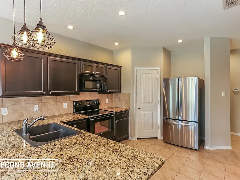 621 Creekview Dr — Photo 2