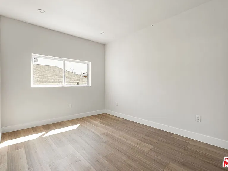 716 W 41st Pl #1 — Photo 11