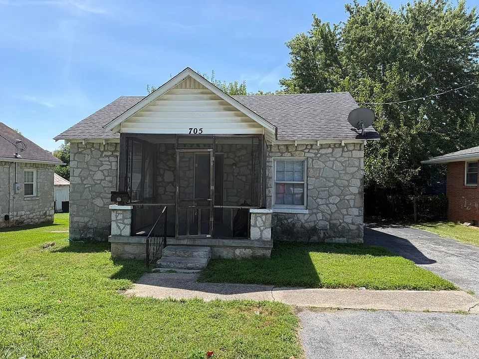 705 Woodford Ave