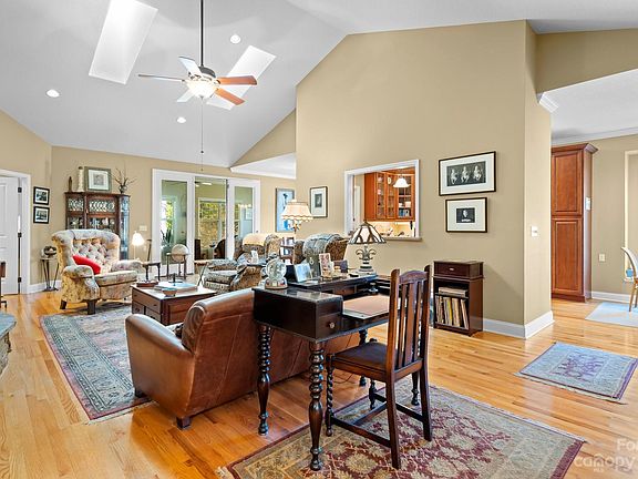 4th image of 212 Waterside Dr
