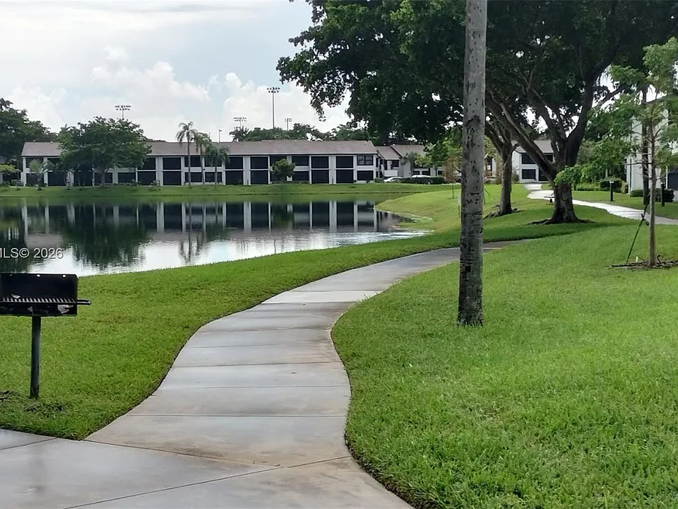 212 Lake Pointe Dr #307