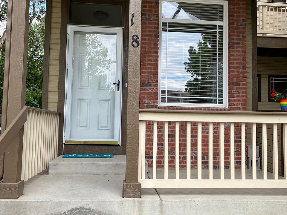 End-unit with small park in front.