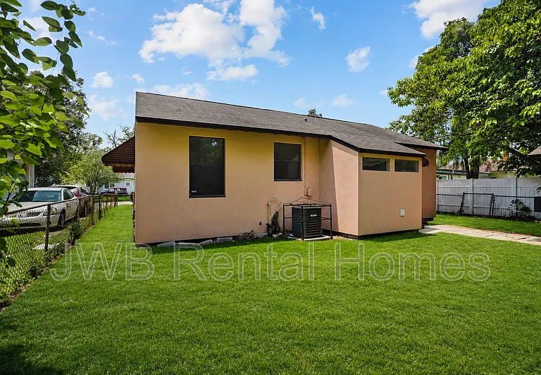 3825 Division St — Photo 14
