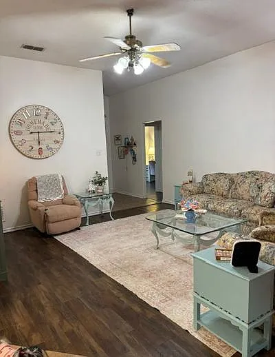 4 bed, 1600 sqft, $2,000 — Photo 2