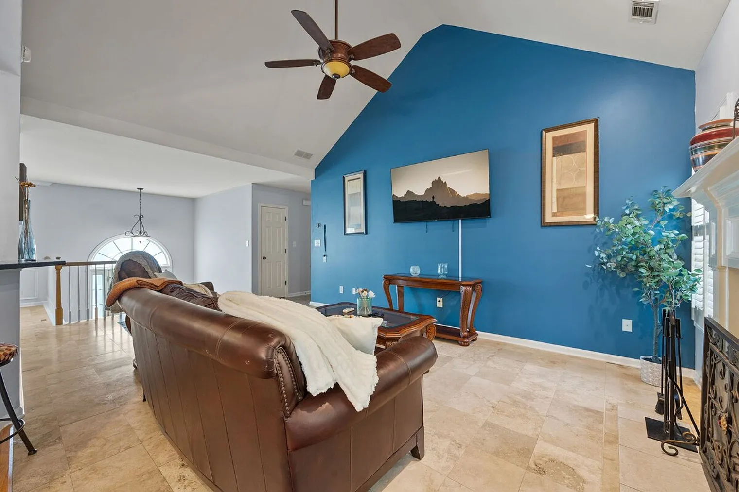 3 bed, 2.0 bath, $5,828 — Photo 2