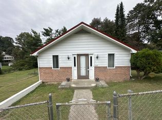 223 4th St, Bradley, WV 25818