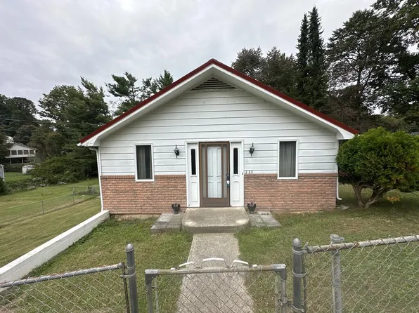 223 4th St, Bradley, WV 25818