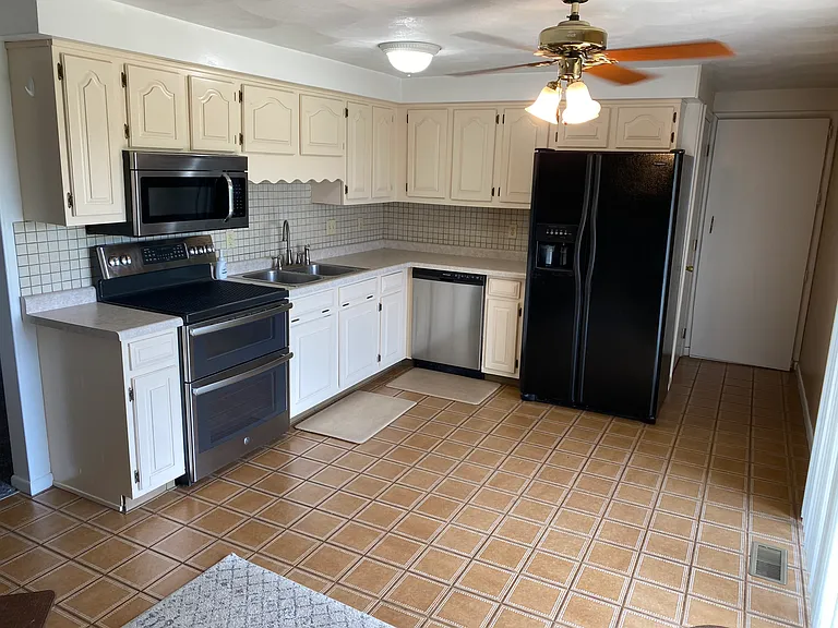 5030 Ridgewood Rd E — Photo 2