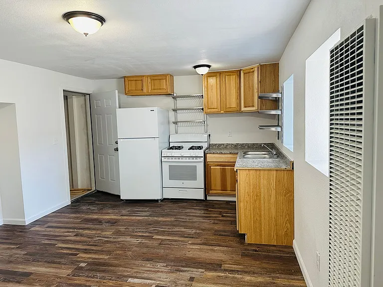 921 E 4th St #15 — Photo 3