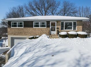 2344 Graham Cir, Dubuque, IA 52002