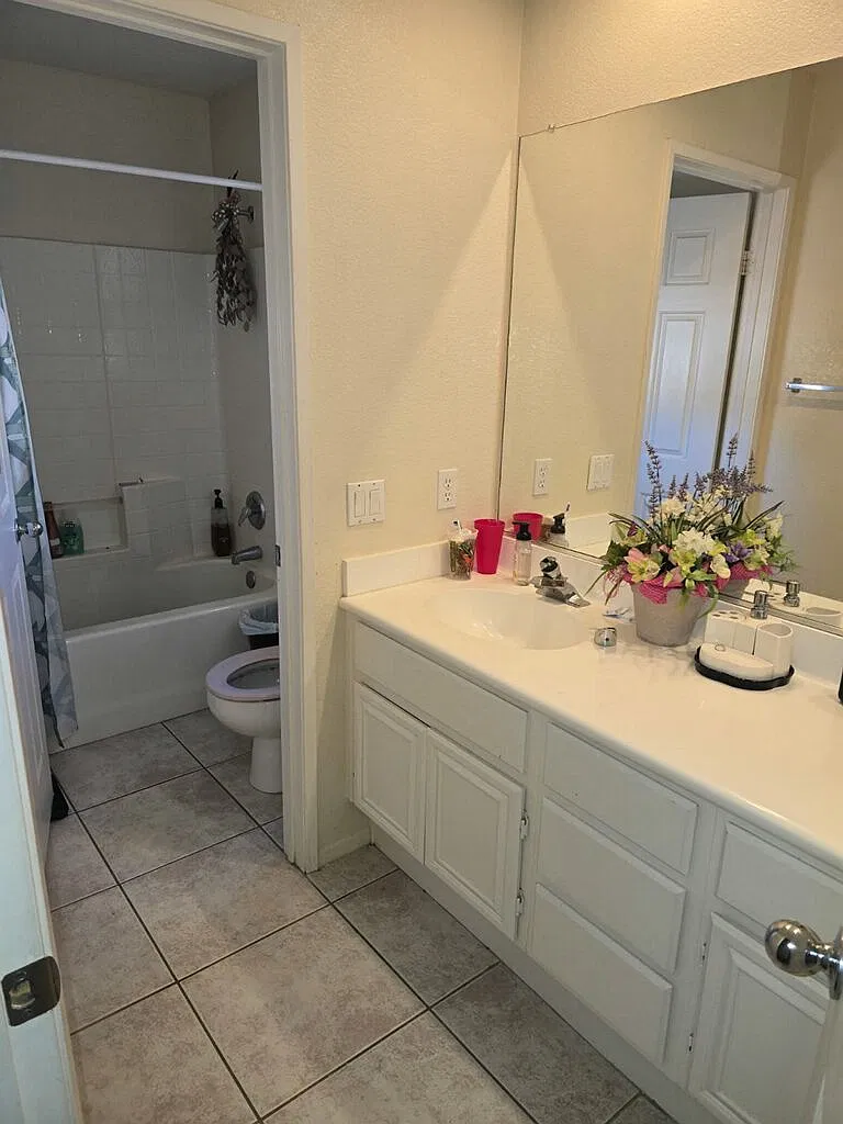 2 bed, 2742 sqft, $980 — Photo 2