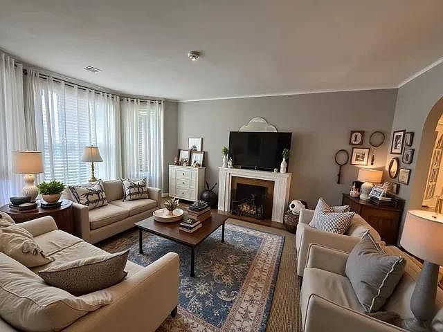 1st image of 718 W Cornelia Ave APT 1
