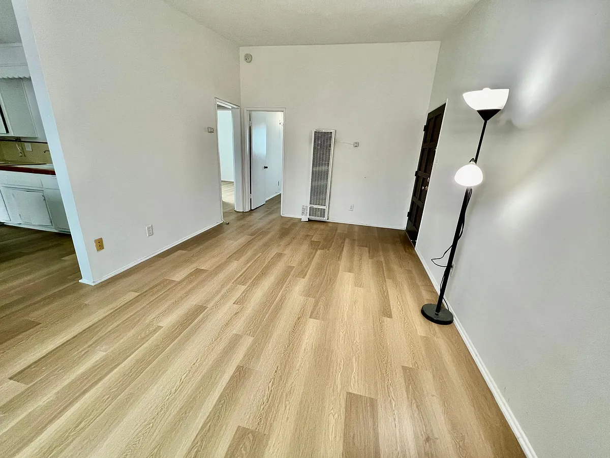 Building Photo - 2516 Mathews Ave #8