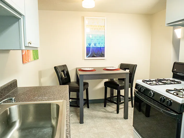 College Towers Apartments — Photo 1