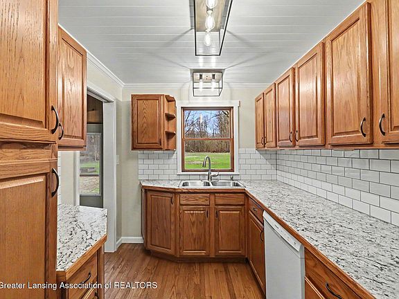 5th image of 2158 Haslett Rd