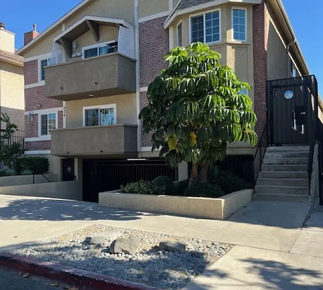 324 E Valencia Ave — Photo 1
