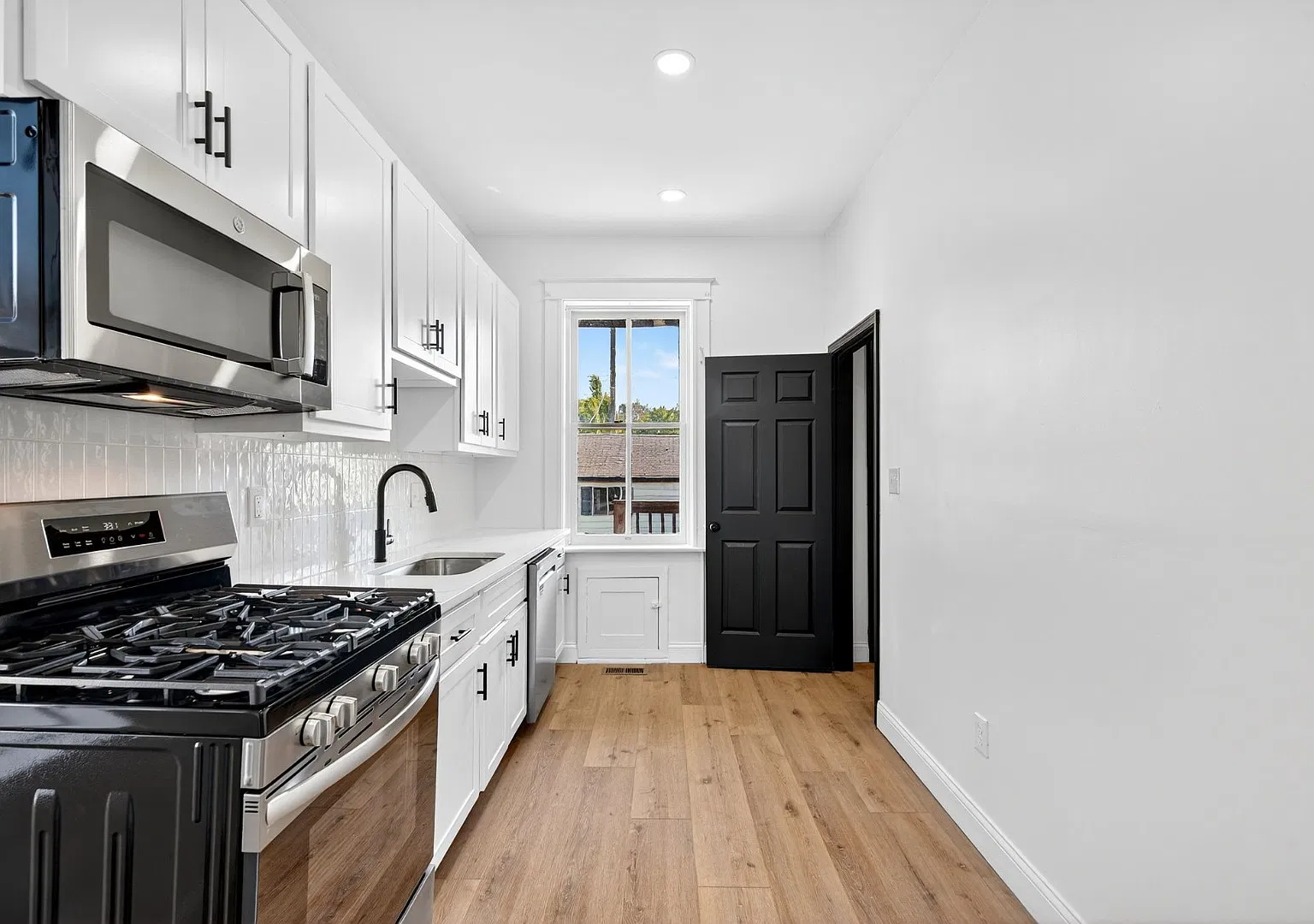 Newly Renovated 3 Bedroom in Carondelet Neighborhood (1st floor unit) — Photo 1
