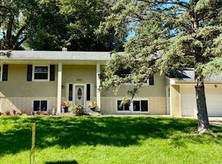 2851 Fernwood St, Roseville, MN 55113